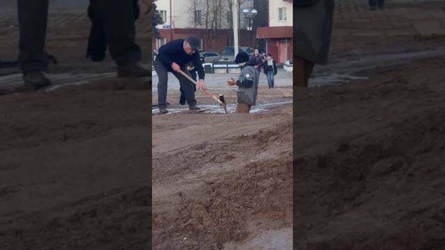 Двое детей застряли в трясине