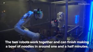 Два робота-повара готовят лапшу в ресторане