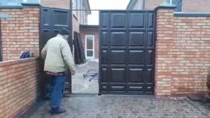 Распашные ворота со встроенной калиткой.