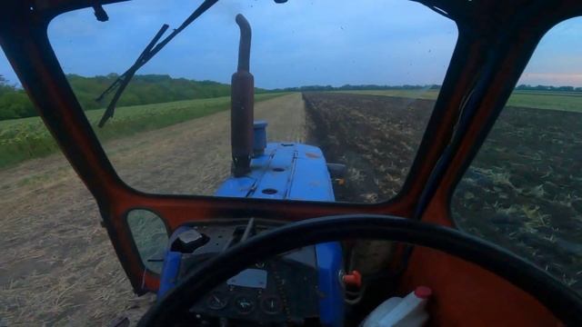 РАБОТАЮ НА ТРАКТОРЕ ЮМЗ ПАШЕМ 2022 НА 1 СКОРОСТИ 5 КМ ГЛУБИНА 25 СМ смотреть онлайн