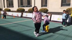 Танец монгольской девочки во Внутренней Монголии