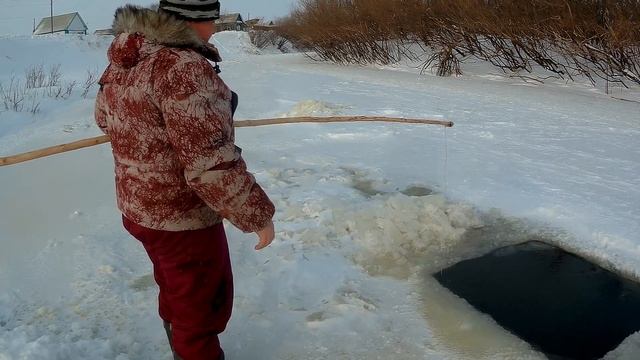 Рыбалка на паук зимой! Поймал на сковородку за 15 минут! Рыбалка на паук 2020!