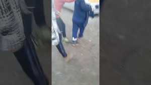 Две девочки обижают толстого мальчика
