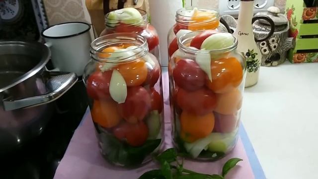 Сладкие консервированные томаты с луком и базиликом на зиму
