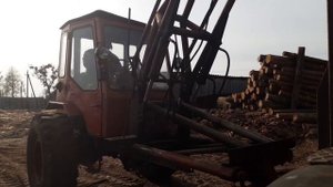 Т-16 погрузчик в работе...