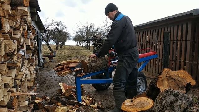 Самодельный дровокол колет яблони в щепки.Сделал скворечник для скворцов. смотреть онлайн
