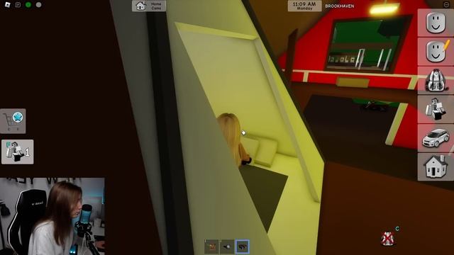 ОН СЛЕДИТ ЗА МНОЙ в Брукхейвен РП Роблокс! Всю НОЧЬ в АМБАРЕ в Brookhaven RP Roblox смотреть онлайн