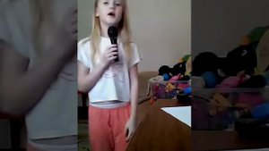 Моя подружка Соня поёт песню котороя называется Пьяное солнце!
