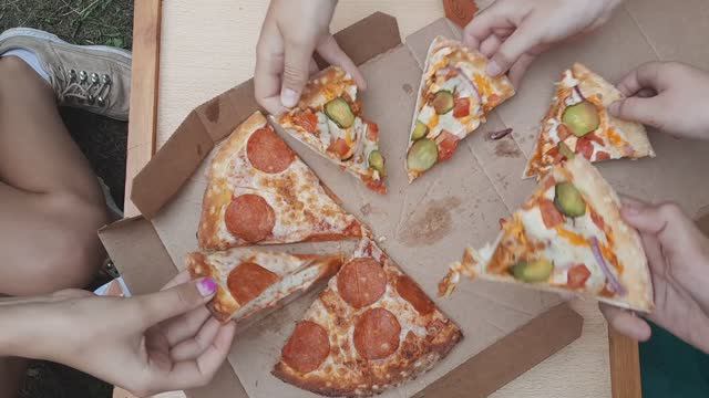 Пикник с компанией смотреть онлайн