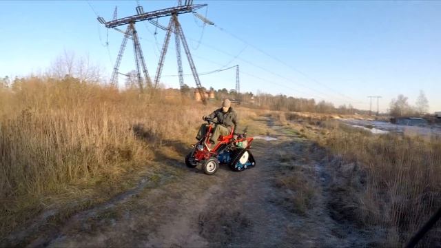 МОТОтрактор на гусеничном ходу.