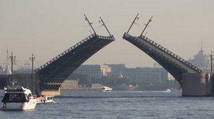 Санкт-Петербург, Развод Дворцового моста днем 21 сентября 2014 года.