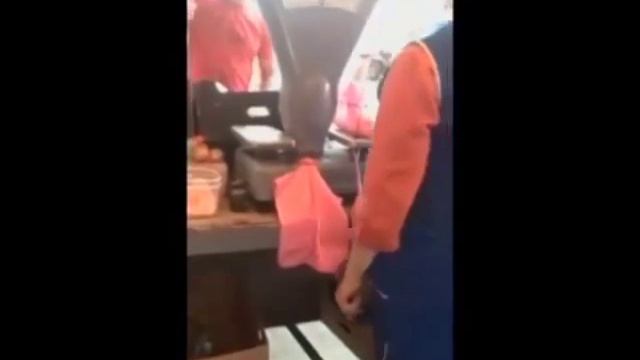 Как обвешивают покупателей на рынке смотреть онлайн