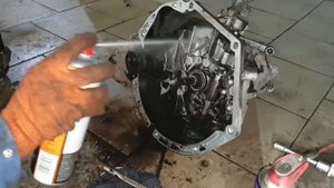 Чистка коробки КПП при замене сцепления авто
