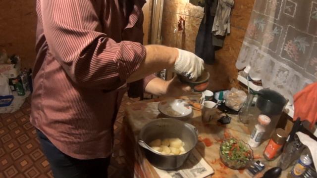 КАРТОШКА С ТУШЕНКОЙ ► Почти одним кадром смотреть онлайн