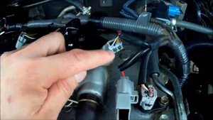 Уборка в автомобиле, мойка двигателя, мойка подкапотного пространства.