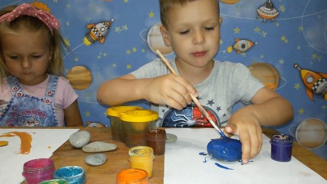 Нетрадиционные техники рисования. Божьи коровки. Саша и Тёма решили разрисовать камушки. смотреть онлайн