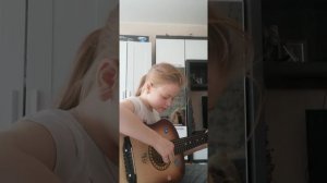 Замкнутыми стенами давила та печаль