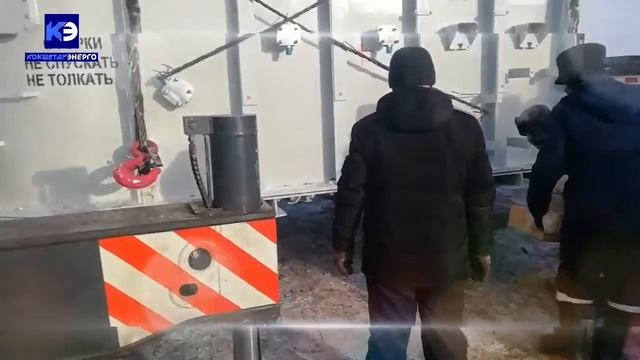 Разгрузка трансформатора с железнодорожной платформы. смотреть онлайн