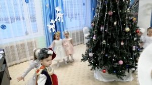 Новогодний утренник во второй младшей группе "Волшебные огонёчки"