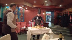 Подача "Королевского плова" от Шеф-повара в ресторане «Сказка Востока 1001 ночь». Санкт-Петербург