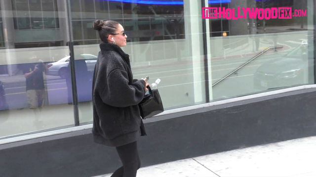 Shanina Shaik Steps Out With A Fresh Face On The Sunset Strip After Returning From Coachella смотреть онлайн