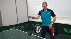 Урок по настольному теннису. Выполнение топ-спина слева на колесе!