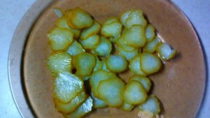 Домашняя пицца с колбасой, солёными огурцами и сыром