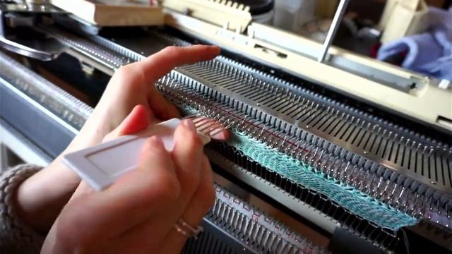 Machine knitting - Peacock tail lace stitch смотреть онлайн