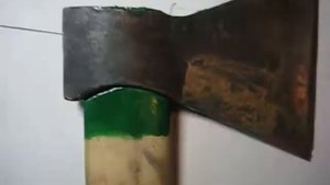 Насаживаем топор на рукоять. Намертво.