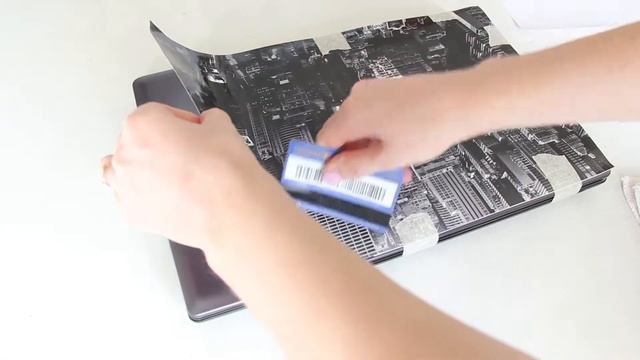 Как наклеить виниловую наклейку на ноутбук смотреть онлайн