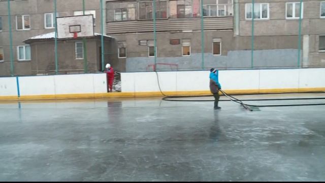 В Красноярске начали заливать катки во дворах