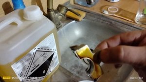 Вещество отмывающее лаковые отложения в двигателе.