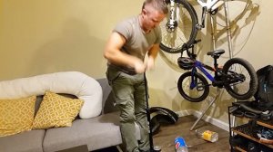 Как накачать бескамерную покрышку MTB-велосипеда - how to inflate tubeless tyre on mtb-bike