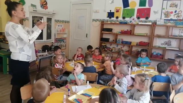 Средняя группа. Аппликация "Красивые флажки"