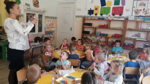 Средняя группа. Аппликация "Красивые флажки"