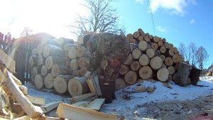 потихоньку начинаю колоть дрова, ручной дровокол в работе...