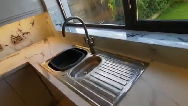 Скинали для кухни "Белый мрамор с зеркальными прожилками" смотреть онлайн