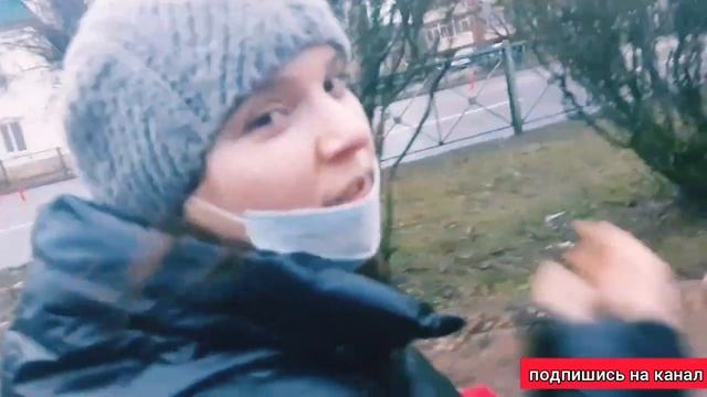 Дарим подарки незнакомым людям на улице!/ Реакция людей/Подарки на новый год смотреть онлайн