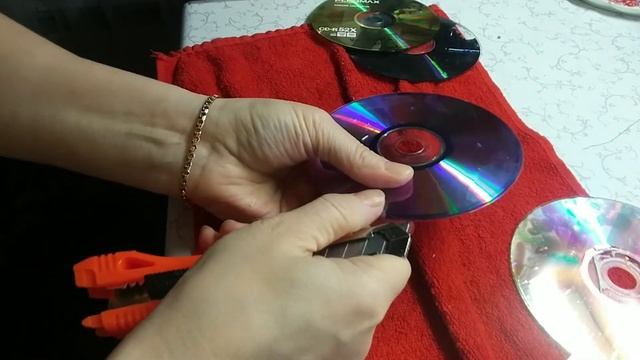 Солнышко из картона и CD дисков . мозаика.crafts from CD disks DIY. смотреть онлайн