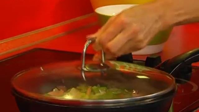 Что Есть. Омлет со стручковой фасолью, колбасой и чесночным соусом