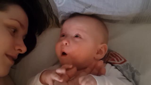 Ребенок 5 месяцев поет / A 5 Months Old Child Is Singing.