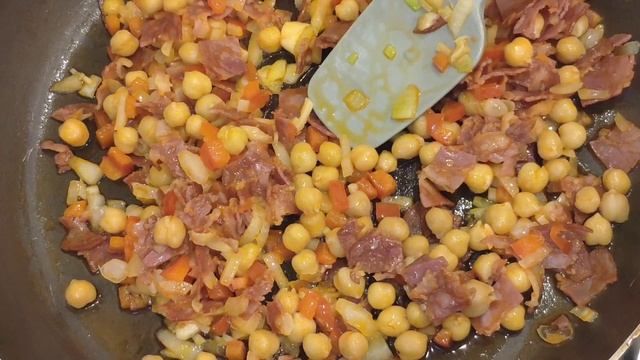 Паста с колбасой и помидорами. Простой рецепт с макаронами.