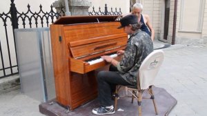 Бомж играет на пианино/Homeless Piano Player