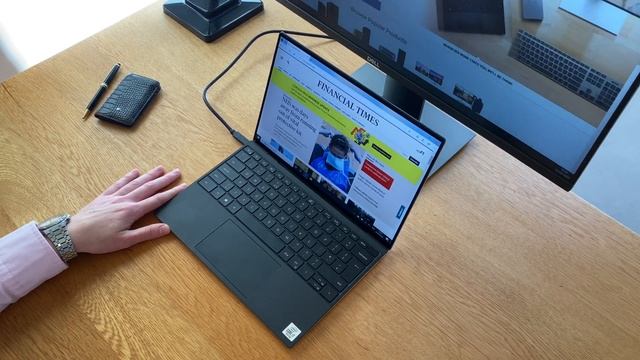 Dell XPS 13 9300 Review - STILL GREASY, 1 GLITCHY MOMENT BUT GREAT Week 2 смотреть онлайн