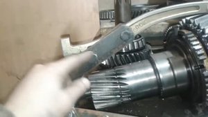Как снять втулки и синхрон первой и второй передачи на валу коробки zf 16