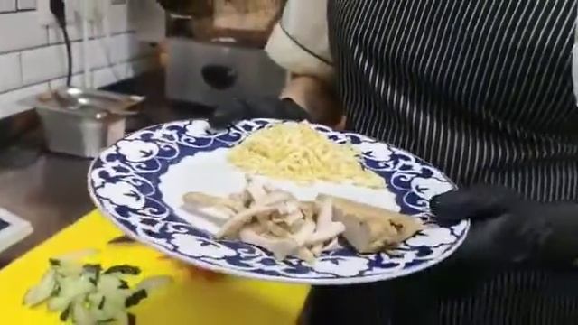 Су-шеф Райхан из ресторана Чучвара делится рецептом Салата Товукли смотреть онлайн