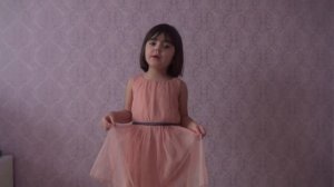 Блестят на Елке бусы, хлопушки и звезда Новогодняя песня