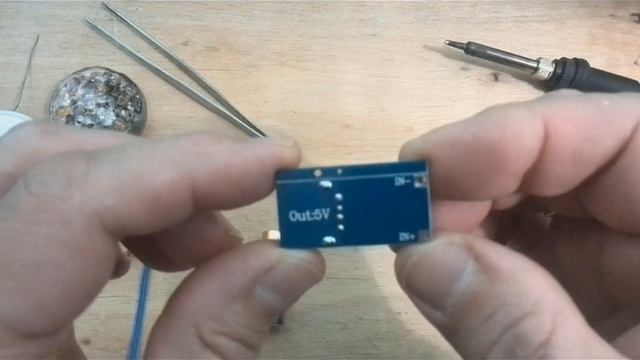 Можно ли зарядить телефон от пальчиковой батарейки 1,5 В.