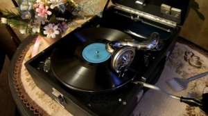 ? Песня Дружбы - детский хор В. Соколова, играет патефон