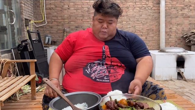 下过雨的农家小院，猴哥炖一锅排骨豆角，吃着饭吹着凉风太爽了！【胖猴仔】